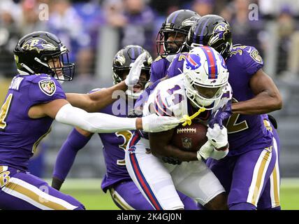 Baltimore, États-Unis. 02nd octobre 2022. Stefon Diggs (14), le grand receveur de Buffalo Bills, est étouffé par les défenseurs de Baltimore Ravens durant la première moitié au stade M&T Bank à Baltimore, Maryland, le dimanche, 2 octobre 2022. Photo de David Tulis/UPI crédit: UPI/Alay Live News Banque D'Images