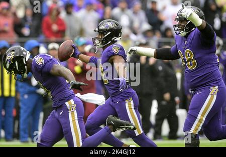 Baltimore, États-Unis. 02nd octobre 2022. Sécurité des Ravens de Baltimore Marcus Williams (32) célèbre une récupération fumable contre les Buffalo Bills pendant la première moitié au stade M&T Bank à Baltimore, Maryland, le dimanche, 2 octobre 2022. Photo de David Tulis/UPI crédit: UPI/Alay Live News Banque D'Images