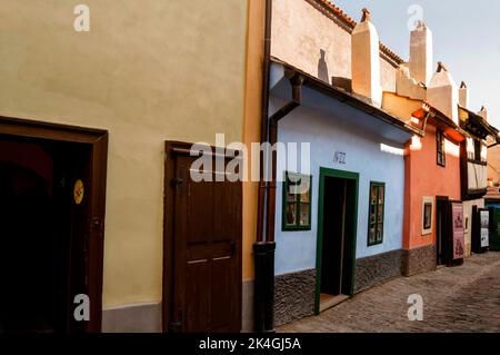 Numéro 22 Golden Lane à l'intérieur du château de Prague était autrefois la maison de l'écrivain Franz Kafka, Prague, République tchèque, Europe de l'est. Banque D'Images