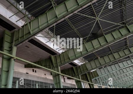 Vue sous le haut plafond de l'espace intérieur ouvert avec d'énormes barres d'acier, colonnes et structure de poutre bâtiment à l'ancien terminal de l'aéroport de Berlin, Germa Banque D'Images