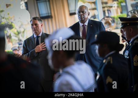 AIEA, États-Unis d'Amérique. 01st octobre 2022. AIEA, États-Unis d'Amérique. 01 octobre 2022. Le secrétaire américain à la Défense, Lloyd J. Austin III, à droite, et le ministre australien de la Défense, Richard Marles, à gauche, s'élèvent pour les hymnes nationaux à l'arrivée des pourparlers trilatéraux au Commandement Indo-Pacifique, Camp Smith, 1 octobre 2022, à l'AIEA, Oahu, Hawaï. Austin a rencontré Marles et le ministre japonais de la Défense Yasukaza Hamada. Credit: Chad J. McNeeley/DOD/Alay Live News Banque D'Images