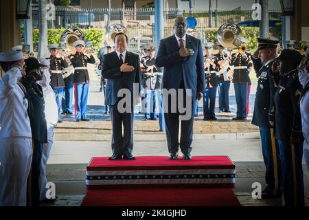 AIEA, États-Unis d'Amérique. 01st octobre 2022. AIEA, États-Unis d'Amérique. 01 octobre 2022. Le secrétaire américain à la Défense, Lloyd J. Austin III, à droite, et le ministre japonais de la Défense, Yasukaza Hamada, à gauche, se tiennent pour les hymnes nationaux à l'arrivée des pourparlers trilatéraux au Commandement Indo-Pacifique, Camp Smith, 1 octobre 2022, à l'AIEA, Oahu, Hawaï. Austin a rencontré Marles et le ministre japonais de la Défense Yasukaza Hamada. Credit: Chad J. McNeeley/DOD/Alay Live News Banque D'Images