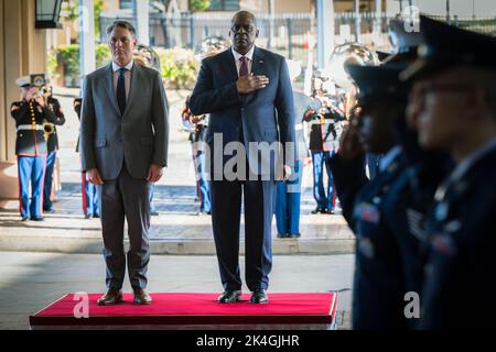 AIEA, États-Unis d'Amérique. 01st octobre 2022. AIEA, États-Unis d'Amérique. 01 octobre 2022. Le secrétaire américain à la Défense, Lloyd J. Austin III, à droite, et le ministre australien de la Défense, Richard Marles, à gauche, s'élèvent pour les hymnes nationaux à l'arrivée des pourparlers trilatéraux au Commandement Indo-Pacifique, Camp Smith, 1 octobre 2022, à l'AIEA, Oahu, Hawaï. Austin a rencontré Marles et le ministre japonais de la Défense Yasukaza Hamada. Credit: Chad J. McNeeley/DOD/Alay Live News Banque D'Images