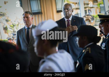 AIEA, États-Unis d'Amérique. 01st octobre 2022. AIEA, États-Unis d'Amérique. 01 octobre 2022. Le secrétaire américain à la Défense, Lloyd J. Austin III, à droite, et le ministre australien de la Défense, Richard Marles, à gauche, s'élèvent pour les hymnes nationaux à l'arrivée des pourparlers trilatéraux au Commandement Indo-Pacifique, Camp Smith, 1 octobre 2022, à l'AIEA, Oahu, Hawaï. Austin a rencontré Marles et le ministre japonais de la Défense Yasukaza Hamada. Credit: Chad J. McNeeley/DOD/Alay Live News Banque D'Images