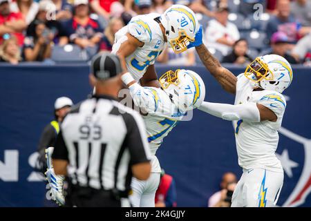 Houston, Texas, États-Unis. 2nd octobre 2022. Los Angeles Chargers qui revient Austin Ekeler (30) célèbre son touchdown avec le garde Zion Johnson (77) et le Tight End Gerald Everett (7) lors du 2nd quart d'un match de football NFL entre les Los Angeles Chargers et les Houston Texans au stade NRG à Houston, au Texas. Trask Smith/CSM/Alamy Live News Banque D'Images