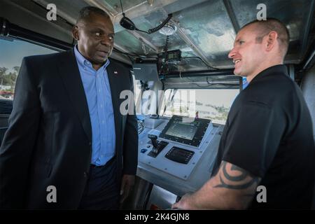 San Diego, États-Unis d'Amérique. 28 septembre 2022. Le secrétaire américain à la Défense, Lloyd J. Austin III, visite la maison pilote d'un chasseur de mer sans pilote de véhicule de surface lors d'une visite à la station navale de point Loma, à 28 septembre 2022, à San Diego, en Californie. Credit: Chad J. McNeeley/DOD/Alay Live News Banque D'Images