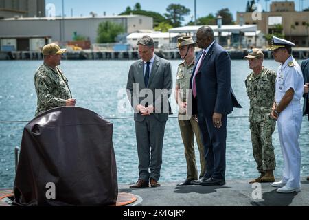 AIEA, États-Unis d'Amérique. 01 octobre 2022. Cmdr. Marine américaine Edward Barry, commissaire, USS Mississippi guide le ministre australien de la Défense Richard Marles, le général Angus Campbell, chef de la Force de défense australienne, le secrétaire américain à la Défense Lloyd Austin, sous-ministre adjoint. Jeffery Jablon, commandant, Force sous-marine, U.S. Pacific Fleet et SMA. John Aquilino, commandant du US Indo-Pacific Command lors d'une visite du sous-marin de classe Virginia à la base navale de Pearl Harbor, 1 octobre 2022, à l'AIEA, Oahu, Hawaï. Credit: Chad J. McNeeley/DOD/Alay Live News Banque D'Images