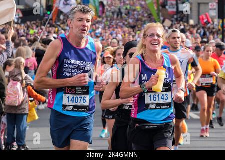 Londres, Royaume-Uni, 2nd octobre 2022. Plus de 40 000 participants s'emprennent dans les rues de la capitale pour le Marathon de Londres 42nd. L'événement qui attire des coureurs d'élite et des athlètes en fauteuil roulant permet également de relever des millions de livres pour la charité grâce à la participation de coureurs de club et de fitness ainsi que ceux qui veulent juste relever le défi de 26 miles. Banque D'Images