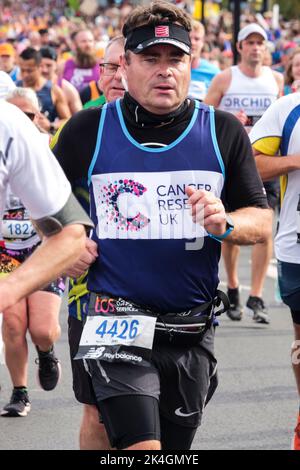 Londres, Royaume-Uni, 2nd octobre 2022. Plus de 40 000 participants s'emprennent dans les rues de la capitale pour le Marathon de Londres 42nd. L'événement qui attire des coureurs d'élite et des athlètes en fauteuil roulant permet également de relever des millions de livres pour la charité grâce à la participation de coureurs de club et de fitness ainsi que ceux qui veulent juste relever le défi de 26 miles. Banque D'Images