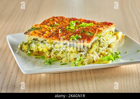 Tarte au brocoli, au fromage, à la crème et au poireau - vue rapprochée Banque D'Images