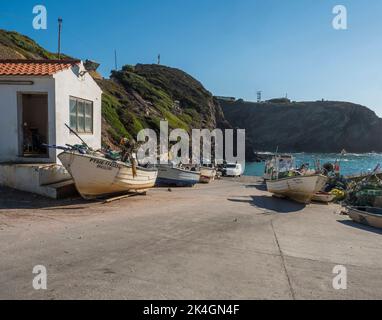 Zambujeira do Mar, Odemira, Portugal, 27 octobre 2021: Maison de pêche et vieux bateaux rouillés au petit port de pêche Entrada da Barca avec ses environs Banque D'Images