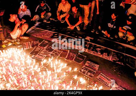 Les fans indonésiens de football éclairants des bougies en mémoire de l'émeute de football. Les fans indonésiens de football paient leur respect en allumant des bougies à Jakarta. Au moins 125 personnes ont été tuées et environ 320 blessées lors d'un match de football en Indonésie dans l'une des pires catastrophes sportives jamais connues dans le monde. La police a utilisé des gaz à effet de oreille en réponse à une invasion sur le terrain par des fans d'émeutes, ce qui a provoqué un écrasement parmi les spectateurs paniqués. Les officiers et les organisateurs font l'objet d'un examen attentif de la tragédie, y compris des questions sur l'utilisation du gaz à l'intérieur du lieu, ce qui est contraire aux directives de la Fifa. L'incident s'est produit après un Banque D'Images