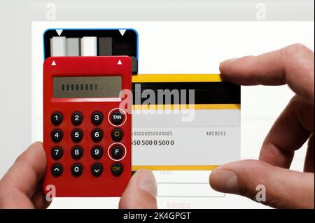 Lecteur de générateur de carte à puce lisant le code de clignotement tan chiptan pour le numéro d'authentification de transaction bancaire en ligne Banque D'Images