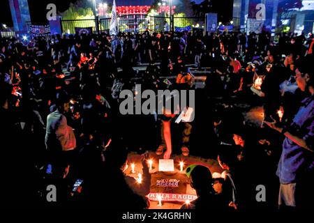 Jakarta, Indonésie. 2nd octobre 2022. Les fans indonésiens de football éclairants des bougies en mémoire de l'émeute de football. Les fans indonésiens de football paient leur respect en allumant des bougies à Jakarta. Au moins 125 personnes ont été tuées et environ 320 blessées lors d'un match de football en Indonésie dans l'une des pires catastrophes sportives jamais connues dans le monde. La police a utilisé des gaz à effet de oreille en réponse à une invasion sur le terrain par des fans d'émeutes, ce qui a provoqué un écrasement parmi les spectateurs paniqués. Crédit : ZUMA Press, Inc./Alay Live News Banque D'Images