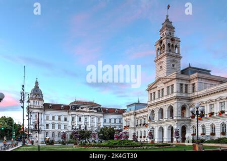 Abritant à la fois l'Hôtel de ville et la Préfecture du Comté d'Arad, le Palais administratif d'Arad (côté droit) date de 1877 et a été construit en flamand Banque D'Images