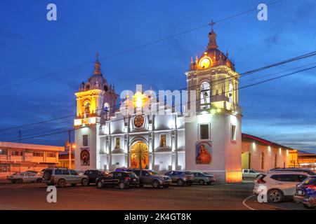 Vue de nuit de la cathédrale Saint-Jacques-Apôtre à Santiago de Veraguas, Panama Banque D'Images
