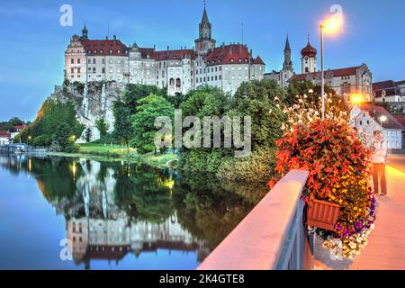 Schloss (Château) Sigmaringen, un bastion historique de Hohenzollern le long du Danube dans la région de l'Alb souabe du Bade-Wurtemberg la nuit. Banque D'Images