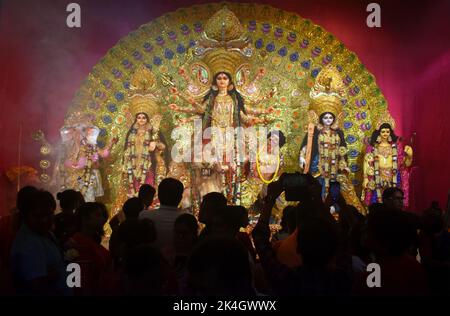 Kolkata, Inde. 03rd octobre 2022. Les gens célèbrent Durga Puja à l'intérieur d'une plate-forme pantale ou temporaire à Kolkata. (Photo de Sudipta Das/Pacific Press) crédit: Pacific Press Media production Corp./Alay Live News Banque D'Images