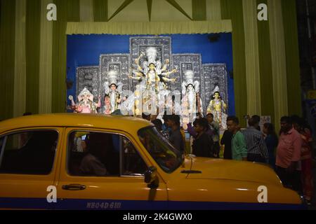 Kolkata, Inde. 03rd octobre 2022. Les gens célèbrent Durga Puja à Kolkata. (Photo de Sudipta Das/Pacific Press) crédit: Pacific Press Media production Corp./Alay Live News Banque D'Images