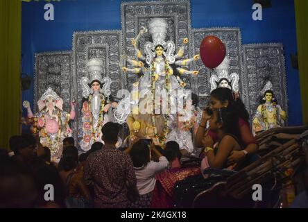 Kolkata, Inde. 03rd octobre 2022. Les gens célèbrent Durga Puja à l'intérieur d'une plate-forme pantale ou temporaire à Kolkata. (Photo de Sudipta Das/Pacific Press) crédit: Pacific Press Media production Corp./Alay Live News Banque D'Images