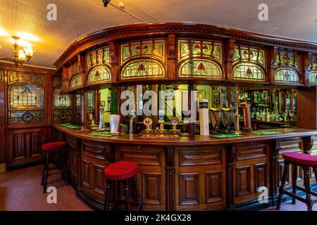 The Peveril of the Peak, pub anglais traditionnel de la ville, situé sur Great Bridgewater Street, Manchester, Royaume-Uni Banque D'Images