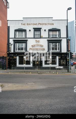 Le Britons Protection city pub anglais traditionnel, situé sur Great Bridgewater Street, Manchester, Royaume-Uni. Banque D'Images