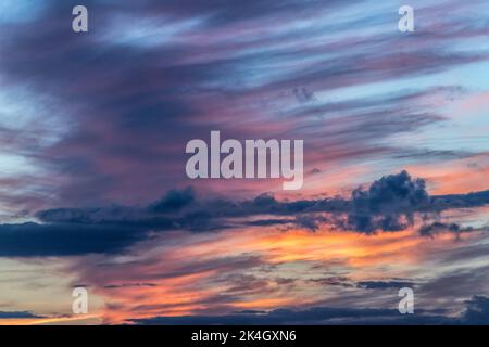 Ciel nuageux et coucher de soleil coloré en soirée - Coucher de soleil avec des nuages colorés dans le ciel Banque D'Images