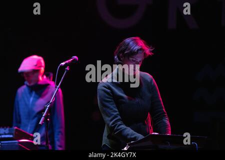 LAETITIA SADLER, STEREOLAB : Lætitia Sadier de Stereolab présente la Mountain Stage au Green Man Festival 2019 – un festival de musique au pays de Galles, au Royaume-Uni. Banque D'Images