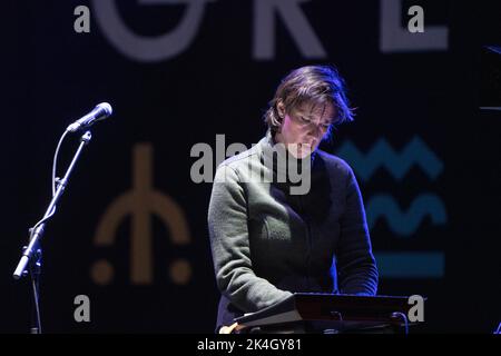 LAETITIA SADLER, STEREOLAB : Lætitia Sadier de Stereolab présente la Mountain Stage au Green Man Festival 2019 – un festival de musique au pays de Galles, au Royaume-Uni. Banque D'Images