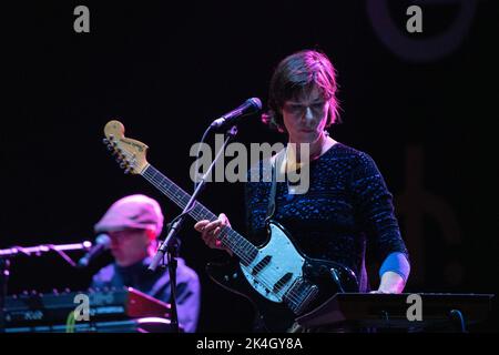 LAETITIA SADIER, FENDER, LEFT HAND, UPSIDE DOWN : Lætitia Sadier de Stereolab Left Handed Fender Guitar Upside Down au Green Man Festival 2019 au pays de Galles Banque D'Images