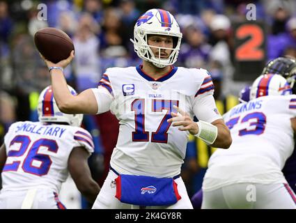 Baltimore, États-Unis. 02nd octobre 2022. Le quarterback des Buffalo Bills Josh Allen (17) se lance contre les Ravens de Baltimore pendant la première moitié au stade M&T Bank à Baltimore, Maryland, le dimanche, 2 octobre 2022. Photo de David Tulis/UPI crédit: UPI/Alay Live News Banque D'Images