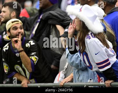 Baltimore, États-Unis. 02nd octobre 2022. Un fan des Ravens de Baltimore admone un fan des Bills de Buffalo pendant la première moitié d'un match contre les Ravens de Baltimore au stade M&T Bank à Baltimore, Maryland, le dimanche, 2 octobre 2022. Photo de David Tulis/UPI crédit: UPI/Alay Live News Banque D'Images