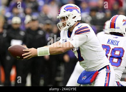 Baltimore, États-Unis. 02nd octobre 2022. Le quarterback de Buffalo Bills Josh Allen (17) se décale contre les Ravens de Baltimore pendant la première moitié au stade M&T Bank à Baltimore, Maryland, le dimanche, 2 octobre 2022. Photo de David Tulis/UPI crédit: UPI/Alay Live News Banque D'Images