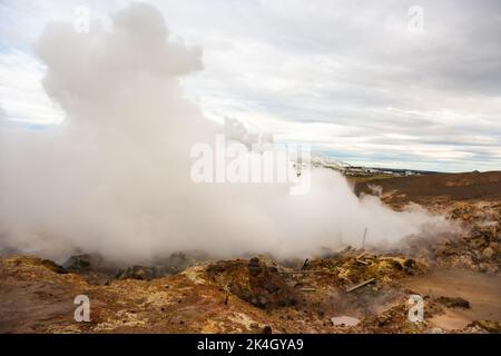 Sources chaudes de Gunnuhver paysage spectaculaire avec de la vapeur à partir de sources d'eau chaude géothermique en Islande, Reykjanes Banque D'Images