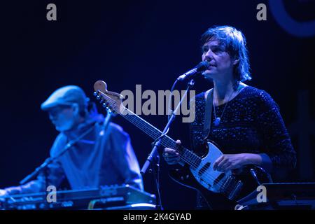 LAETITIA SADIER, FENDER, LEFT HAND, UPSIDE DOWN : Lætitia Sadier de Stereolab Left Handed Fender Guitar Upside Down au Green Man Festival 2019 au pays de Galles Banque D'Images