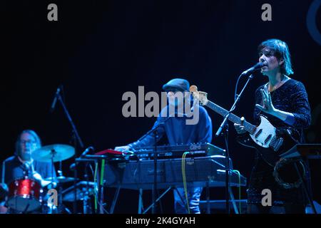 LAETITIA SADIER, FENDER, LEFT HAND, UPSIDE DOWN : Lætitia Sadier de Stereolab Left Handed Fender Guitar Upside Down au Green Man Festival 2019 au pays de Galles Banque D'Images