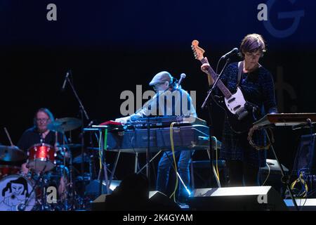 LAETITIA SADIER, FENDER, LEFT HAND, UPSIDE DOWN : Lætitia Sadier de Stereolab Left Handed Fender Guitar Upside Down au Green Man Festival 2019 au pays de Galles Banque D'Images