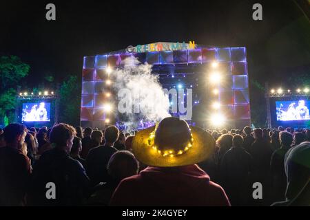 LUMIÈRES DE FÉES, CHAPEAU DE PAILLE, MUSIQUE FESTIVAL : incroyable ambiance nocturne sur scène principale au Green Man Festival 2019 au pays de Galles, Royaume-Uni. Photo : Rob Watkins Banque D'Images