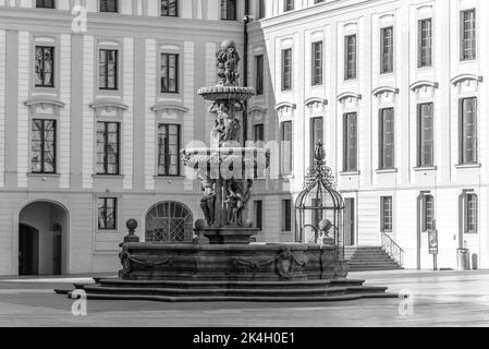 Fontaine ornementale sur le château de Prague Banque D'Images