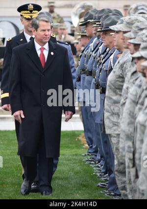 Le gouverneur de Géorgie, Brian Kemp, examine les troupes de la Force de défense de l'État de Géorgie, de la Garde nationale de Géorgie et de la police de l'État de Géorgie sur 14 janvier 2019, sur la place de la liberté, à côté du Capitole de l'État de Géorgie, dans le centre-ville d'Atlanta. (ÉTATS-UNIS) Banque D'Images