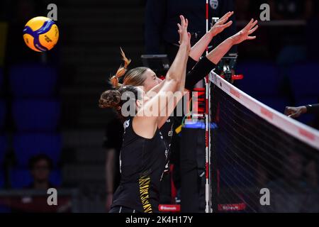 Nathalie Lemmens de Belgique photographiée en action lors d'un match de volley-ball entre l'équipe nationale féminine belge les Tigres jaunes et l'équipe nationale camerounaise, dimanche 02 octobre 2022 à Arnhem pendant la scène de billard (partie 5 de 5) des championnats du monde de volley-ball pour femmes. Le tournoi a lieu de 23 septembre jusqu'à 15 octobre 2022. BELGA PHOTO LUC CLAESSEN Banque D'Images