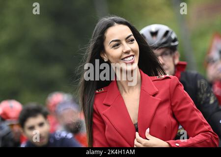 Oumaima Oumi Rayane, partenaire de Remco Evenepoel, est assis dans une voiture convertible lors d'une grande balade à vélo à Bruxelles autour du champion du monde, dimanche 02 octobre 2022, dans le cadre de la célébration de la championne du monde Evenepoel, les 22 ans, de Schepdael, Dilbeek, Est devenu champion du monde après une grande saison avec une victoire à la Vuelta, première Belge en 44 ans pour gagner une grande tournée. BELGA PHOTO JASPER JACOBS Banque D'Images