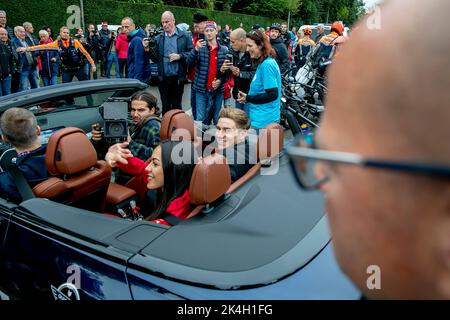 Oumaima Oumi Rayane, partenaire de Remco Evenepoel, est assis dans une voiture décapotable lors de la célébration du champion du monde Evenepoel à Dilbeek et commence une grande balade en vélo à Bruxelles, le dimanche 02 octobre 2022. Evenepoel, âgé de 22 ans, de Schepdael, Dilbeek, est devenu champion du monde après une grande saison avec une victoire à la Vuelta, première Belge en 44 ans à gagner une grande tournée. BELGA PHOTO HATIM KAGHAT Banque D'Images