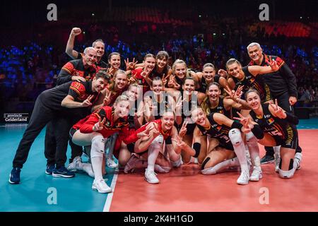 Les Tigres jaunes belges fêtent après avoir remporté un match de volley entre l'équipe nationale belge des femmes les Tigres jaunes et l'équipe nationale camerounaise, dimanche 02 octobre 2022 à Arnhem pendant la phase de billard (partie 5 de 5) des championnats du monde de volley-ball pour femmes. Le tournoi a lieu de 23 septembre jusqu'à 15 octobre 2022. BELGA PHOTO LUC CLAESSEN Banque D'Images