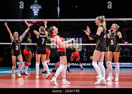 Les Tigres jaunes belges fêtent après avoir remporté un match de volley entre l'équipe nationale belge des femmes les Tigres jaunes et l'équipe nationale camerounaise, dimanche 02 octobre 2022 à Arnhem pendant la phase de billard (partie 5 de 5) des championnats du monde de volley-ball pour femmes. Le tournoi a lieu de 23 septembre jusqu'à 15 octobre 2022. BELGA PHOTO LUC CLAESSEN Banque D'Images