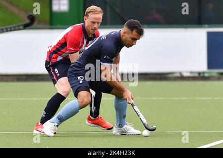 Dimitri Cuvelier de Leopold et Tomas Domene d'Oree photographiés en action lors d'un match de hockey entre le Royal Leopold Club et le Royal Oree HC, dimanche 02 octobre 2022 à Bruxelles, le 6 jour de la saison de la Ligue de hockey des hommes belges 2022-2023. BELGA PHOTO JILL DELSAUX Banque D'Images