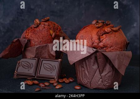 Muffin au chocolat avec grains de café et morceaux de chocolat Banque D'Images