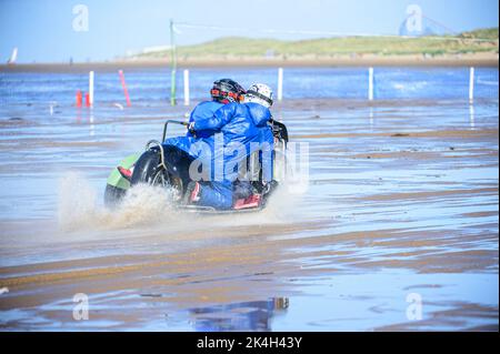 St Annes on Sea, Royaume-Uni. 2nd octobre 2022. Neal Owen et Jason Farwell (12) s'exercent à l'épreuve de l'eau lors du championnat britannique de course de sable Fylde ACU, le dimanche 2nd octobre 2022. (Credit: Ian Charles | MI News) Credit: MI News & Sport /Alay Live News Banque D'Images