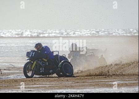 St Annes on Sea, Royaume-Uni. 2nd octobre 2022. Rick McAuley & Alan Hoskin (51 ans) dirige Neal Owen & Jason Farwell (12 ans) lors du Championnat britannique de course de sable de Fylde ACU, le dimanche 2nd octobre 2022. (Credit: Ian Charles | MI News) Credit: MI News & Sport /Alay Live News Banque D'Images