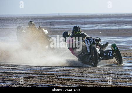 St Annes on Sea, Royaume-Uni. 2nd octobre 2022. Neal Owen et Jason Farwell (12 ans) lors du Championnat britannique de course de sable Fylde ACU, le dimanche 2nd octobre 2022. (Credit: Ian Charles | MI News) Credit: MI News & Sport /Alay Live News Banque D'Images